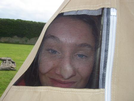 Marielle qui monte une tente! - -'